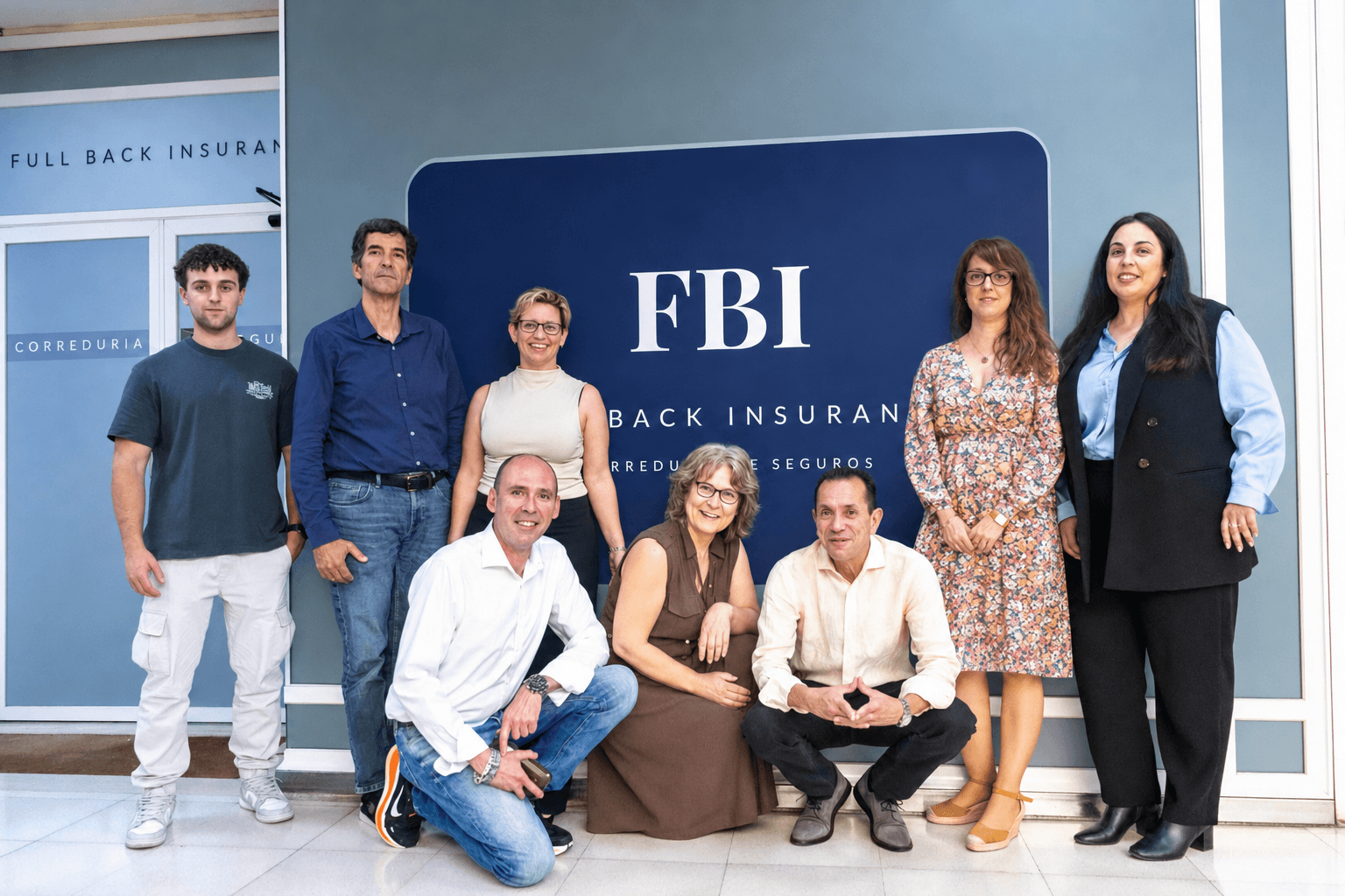 Oficina profesional de correduría de seguros con estética editorial